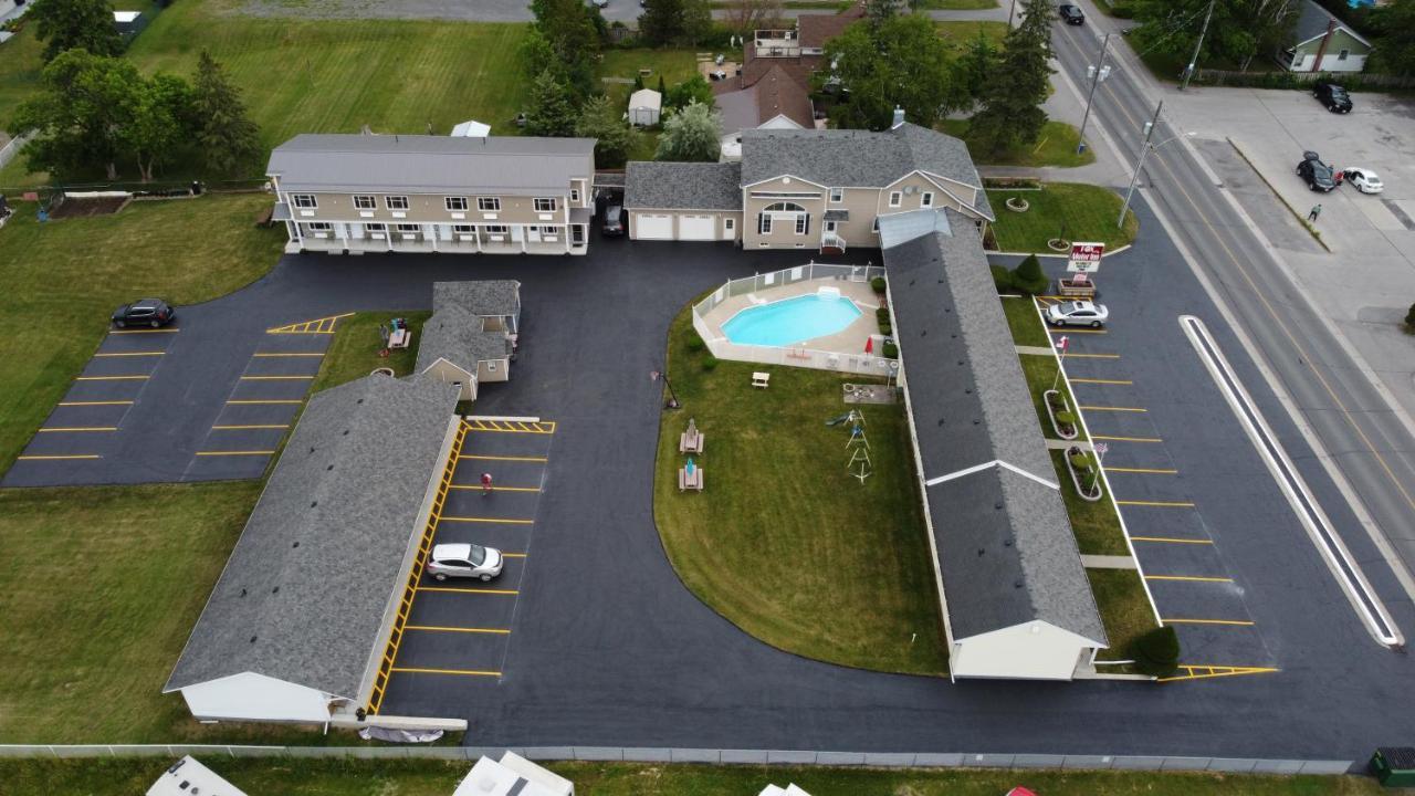 Fox Motor Inn Greater Napanee Dış mekan fotoğraf