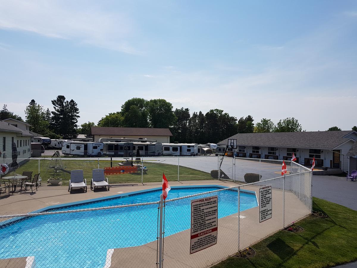 Fox Motor Inn Greater Napanee Dış mekan fotoğraf