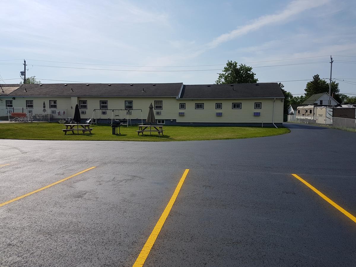 Fox Motor Inn Greater Napanee Dış mekan fotoğraf